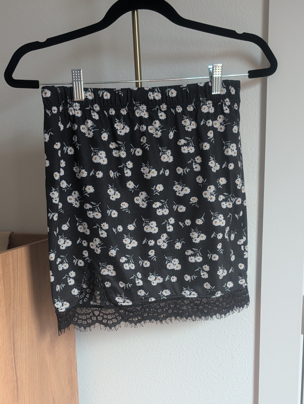 SHEIN Black Mini Skirt with White Daisy Print & Lace Trim
